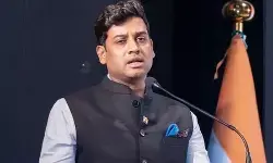 नांदेड़ में सांसद श्रीकांत शिंदे के काफिले में शामिल चार गाड़ियां आपस में टकराईं नांदेड़ में सांसद श्रीकांत शिंदे के काफिले में शामिल चार गाड़ियां आपस में टकराईं