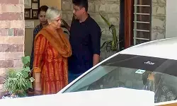ट्विशा शर्मा केस: गिरफ्तारी के बाद गिरिबाला सिंह को मेडिकल जांच के लिए ले गई सीबीआई की टीम ट्विशा शर्मा केस: गिरफ्तारी के बाद गिरिबाला सिंह को मेडिकल जांच के लिए ले गई सीबीआई की टीम