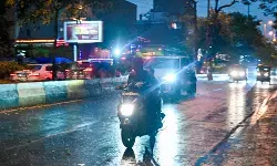 दिल्ली-एनसीआर में गरज-चमक के साथ हुई बारिश, भीषण गर्मी से मिली राहत