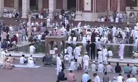 दिल्ली की जामा मस्जिद समेत पूरे देश में कड़ी सुरक्षा के बीच मनाई जा रही बकरीद दिल्ली की जामा मस्जिद समेत पूरे देश में कड़ी सुरक्षा के बीच मनाई जा रही बकरीद