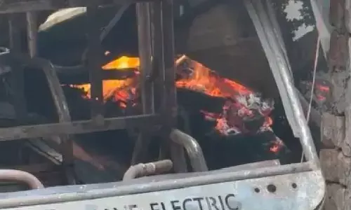 नोएडा में कबाड़ की दुकानों में आग: अफरा-तफरी, दमकल की चार गाड़ियां मौके पर नोएडा में कबाड़ की दुकानों में आग: अफरा-तफरी, दमकल की चार गाड़ियां मौके पर