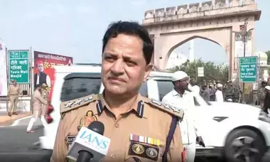 लखनऊ और फिरोजाबाद में शांतिपूर्ण तरीके से मनाई जा रही बकरीद, मुख्तार अब्बास नकवी ने भी पढ़ी नमाज