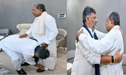 कर्नाटक के CM सिद्धारमैया ने किया इस्तीफे का ऐलान, शिवकुमार ने छुए पैर और लगाया गले कर्नाटक के CM सिद्धारमैया ने किया इस्तीफे का ऐलान, शिवकुमार ने छुए पैर और लगाया गले