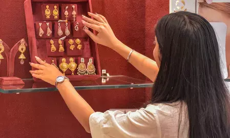 कच्चे तेल में तेजी और वैश्विक अस्थिरता से सोना और चांदी फिसले
