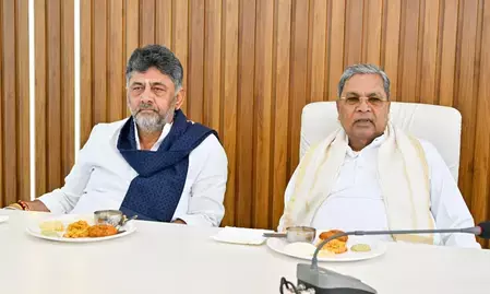 कर्नाटक: नेतृत्व बदलाव की आहट के बीच डीके शिवकुमार ने छुए सिद्धारमैया के पैर, ब्रेकफास्ट मीटिंग में एक-दूसरे को गले लगाया