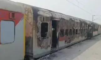बिहार: मधुबनी स्टेशन पर एक्सप्रेस ट्रेन के कोच में लगी भीषण आग, जांच के आदेश बिहार: मधुबनी स्टेशन पर एक्सप्रेस ट्रेन के कोच में लगी भीषण आग, जांच के आदेश