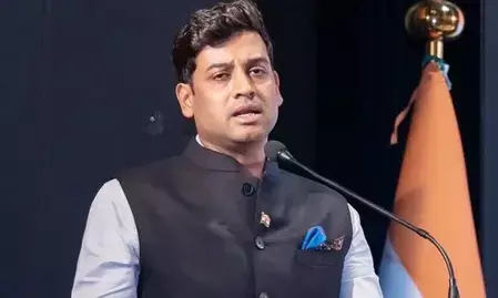 नांदेड़ में सांसद श्रीकांत शिंदे के काफिले में शामिल चार गाड़ियां आपस में टकराईं नांदेड़ में सांसद श्रीकांत शिंदे के काफिले में शामिल चार गाड़ियां आपस में टकराईं