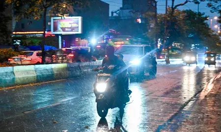 दिल्ली-एनसीआर में गरज-चमक के साथ हुई बारिश, भीषण गर्मी से मिली राहत