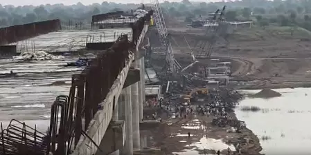 हमीरपुर पुल हादसा: मृतकों के आश्रितों को 5-5 लाख और घायलों को 50 हजार रुपए मुआवजे की घोषणा हमीरपुर पुल हादसा: मृतकों के आश्रितों को 5-5 लाख और घायलों को 50 हजार रुपए मुआवजे की घोषणा