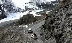 श्रीनगर: जोजिला दर्रे के पास 400 फुट गहरी खाई में गिरा ट्रक, ड्राइवर और हेल्पर सुरक्षित श्रीनगर: जोजिला दर्रे के पास 400 फुट गहरी खाई में गिरा ट्रक, ड्राइवर और हेल्पर सुरक्षित