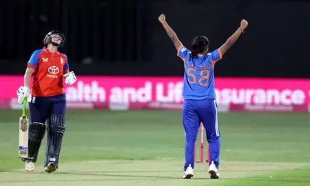 डेब्यू मैच में छाईं नंदिनी शर्मा, टी20 में भारत के लिए फेंका दूसरा बेस्ट स्पेल डेब्यू मैच में छाईं नंदिनी शर्मा, टी20 में भारत के लिए फेंका दूसरा बेस्ट स्पेल