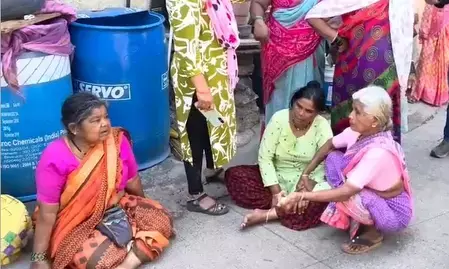 पुणे: जहरीली शराब पीने से एक घर के तीन सदस्यों समेत कम से कम 12 लोगों की मौत, सीएम ने दिए सख्त कार्रवाई के निर्देश पुणे: जहरीली शराब पीने से एक घर के तीन सदस्यों समेत कम से कम 12 लोगों की मौत, सीएम ने दिए सख्त कार्रवाई के निर्देश