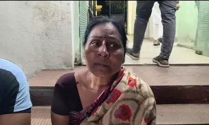पुणे में जनगणना करने गई महिला कर्मचारी पर हमला, कपड़े फाड़े, बेटे को भी बेरहमी से पीटा पुणे में जनगणना करने गई महिला कर्मचारी पर हमला, कपड़े फाड़े, बेटे को भी बेरहमी से पीटा