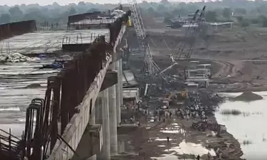 हमीरपुर पुल हादसा: मृतकों के आश्रितों को 5-5 लाख और घायलों को 50 हजार रुपए मुआवजे की घोषणा हमीरपुर पुल हादसा: मृतकों के आश्रितों को 5-5 लाख और घायलों को 50 हजार रुपए मुआवजे की घोषणा