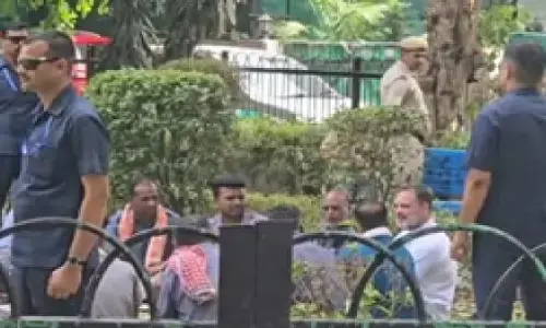 राहुल गांधी ने ऑटो चालकों के साथ जमीन पर बैठकर खाया खाना, सुनीं रोजमर्रा की समस्याएं राहुल गांधी ने ऑटो चालकों के साथ जमीन पर बैठकर खाया खाना, सुनीं रोजमर्रा की समस्याएं