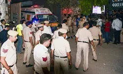 साकेत हादसा: 7 लोग अस्पताल भेजे गए, मलबे में और दबे होने की आशंका