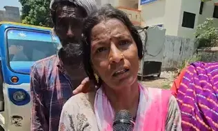 लखनऊ में डे-केयर सेंटर का जर्जर गेट गिरने से 7 वर्षीय बच्चे की मौत, स्थानीय लोगों में आक्रोश लखनऊ में डे-केयर सेंटर का जर्जर गेट गिरने से 7 वर्षीय बच्चे की मौत, स्थानीय लोगों में आक्रोश