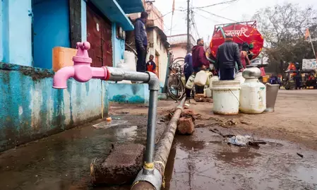 भीषण गर्मी के बीच मध्य प्रदेश में गहराया जल संकट, कांग्रेस-भाजपा में छिड़ी सियासी जंग भीषण गर्मी के बीच मध्य प्रदेश में गहराया जल संकट, कांग्रेस-भाजपा में छिड़ी सियासी जंग