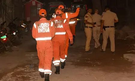 दिल्ली के साकेत में बिल्डिंग गिरने से मचा हड़कंप, मलबे में कई लोगों के फंसे होने की आशंका