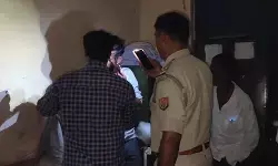 हमीरपुर में मोबाइल फ्लैश की रोशनी में घायल को लगाए गए टांके, स्वास्थ्य व्यवस्था पर उठे सवाल