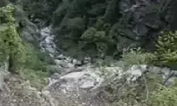 हिमाचल में दर्दनाक हादसा: चंबा में गहरी खाई में कार गिरने से 8 लोगों की मौत हिमाचल में दर्दनाक हादसा: चंबा में गहरी खाई में कार गिरने से 8 लोगों की मौत