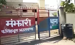 झारखंडः पिता ने छह वर्षीय बेटी की पीट-पीटकर हत्या की, ग्रामीणों ने आरोपी को पेड़ से बांधा झारखंडः पिता ने छह वर्षीय बेटी की पीट-पीटकर हत्या की, ग्रामीणों ने आरोपी को पेड़ से बांधा