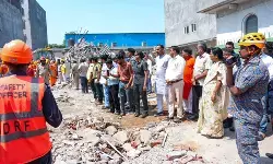 दिल्ली के शालीमार बाग में बड़ा एक्शन: सड़क चौड़ीकरण के लिए 143 अवैध निर्माणों पर चला बुलडोजर दिल्ली के शालीमार बाग में बड़ा एक्शन: सड़क चौड़ीकरण के लिए 143 अवैध निर्माणों पर चला बुलडोजर