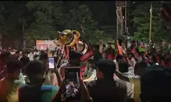 आईपीएल 2026: आरसीबी की जीत के बाद सड़कों पर उतरे फैंस, कोहली के साथ लगाए टीम के नारे आईपीएल 2026: आरसीबी की जीत के बाद सड़कों पर उतरे फैंस, कोहली के साथ लगाए टीम के नारे