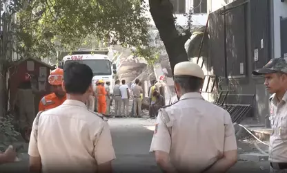 दिल्ली हादसा: रातभर चला रेस्क्यू ऑपरेशन, मलबे से निकाले गए 9 लोग, एक की मौत दिल्ली हादसा: रातभर चला रेस्क्यू ऑपरेशन, मलबे से निकाले गए 9 लोग, एक की मौत