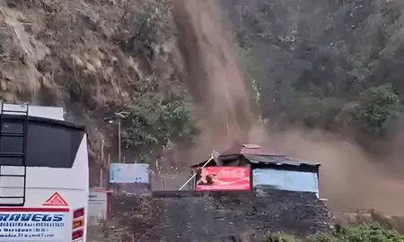 उत्तराखंडः चकराता में झरने के उफान से थमा यमुनोत्री हाईवे, चारधाम यात्रा हुई प्रभावित