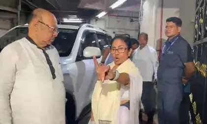 बंगाल में सियासी घमासान! ममता बनर्जी पर अस्पताल के सीईओ को धमकाने का आरोप, भाजपा नेता ने साझा किया वीडियो बंगाल में सियासी घमासान! ममता बनर्जी पर अस्पताल के सीईओ को धमकाने का आरोप, भाजपा नेता ने साझा किया वीडियो