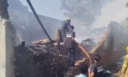 गाजियाबाद के साहिबाबाद स्थित धागा फैक्टरी में लगी भीषण आग, 10 दमकल गाड़ियों ने पाया काबू
