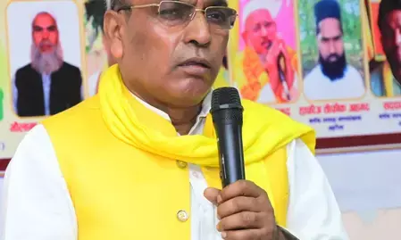 राजभर का अखिलेश पर तंज, बोले-ट्विटर, एसी और पीसी वाले कव्वाल भइया जी लंदन निकलने की तैयारी में राजभर का अखिलेश पर तंज, बोले-ट्विटर, एसी और पीसी वाले कव्वाल भइया जी लंदन निकलने की तैयारी में