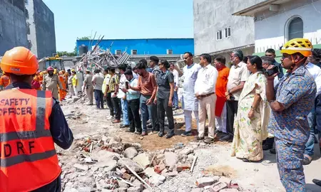 दिल्ली के शालीमार बाग में बड़ा एक्शन: सड़क चौड़ीकरण के लिए 143 अवैध निर्माणों पर चला बुलडोजर
