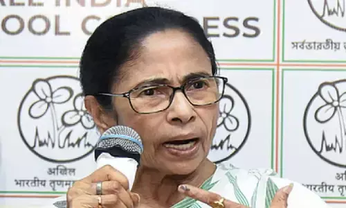 बंगाल में टीएमसी की बढ़ीं मुश्किलें, ममता बनर्जी की बैठक से 60 विधायक रहे नदारद बंगाल में टीएमसी की बढ़ीं मुश्किलें, ममता बनर्जी की बैठक से 60 विधायक रहे नदारद