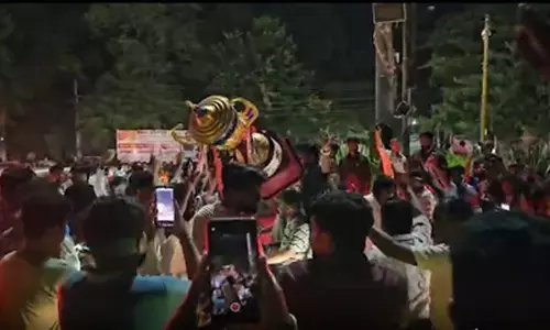 आईपीएल 2026: आरसीबी की जीत के बाद सड़कों पर उतरे फैंस, कोहली के साथ लगाए टीम के नारे