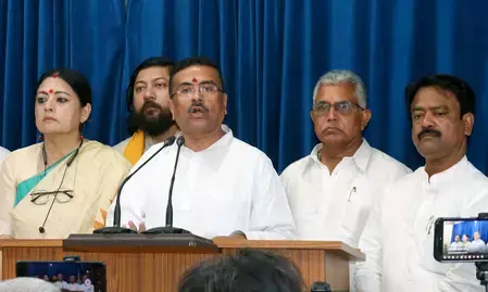 पश्चिम बंगाल में आज मंत्रिमंडल विस्तार, 35 नए मंत्री लेंगे शपथ पश्चिम बंगाल में आज मंत्रिमंडल विस्तार, 35 नए मंत्री लेंगे शपथ