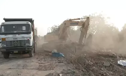 गुजरात : विरामगाम में हाईवे विस्तार के लिए बड़ा अतिक्रमण हटाओ अभियान, तीन दरगाह समेत ढांचे गिराए गुजरात : विरामगाम में हाईवे विस्तार के लिए बड़ा अतिक्रमण हटाओ अभियान, तीन दरगाह समेत ढांचे गिराए