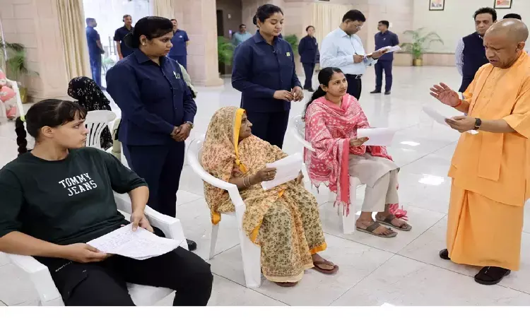 जनता दर्शन में मुख्यमंत्री योगी सख्त, बोले- आमजन की समस्याओं का समयबद्ध निस्तारण करें अधिकारी जनता दर्शन में मुख्यमंत्री योगी सख्त, बोले- आमजन की समस्याओं का समयबद्ध निस्तारण करें अधिकारी