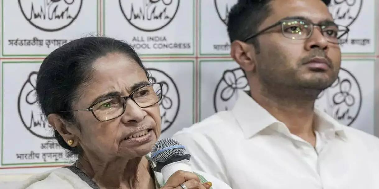पश्चिम बंगाल की राजनीति में बढ़ी हलचल, ममता बनर्जी की पार्टी में टूट की अटकलें तेज पश्चिम बंगाल की राजनीति में बढ़ी हलचल, ममता बनर्जी की पार्टी में टूट की अटकलें तेज