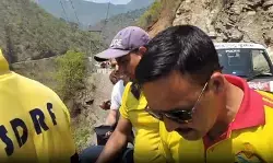 उत्तराखंड में दर्दनाक हादसा: देवप्रयाग में 200 मीटर गहरी खाई में गिरा वाहन, तीन लोगों की मौके पर ही मौत