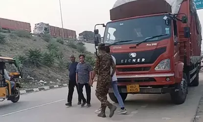 बिहार: जूट के बोरों में छिपाकर लाई जा रही भारी मात्रा में शराब बरामद, दो गिरफ्तार बिहार: जूट के बोरों में छिपाकर लाई जा रही भारी मात्रा में शराब बरामद, दो गिरफ्तार