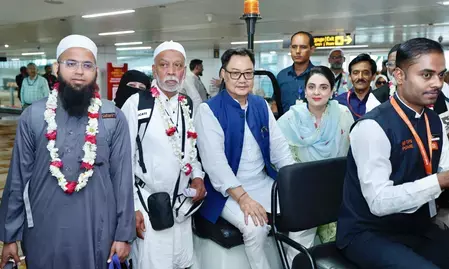 केंद्रीय मंत्री किरेन रिजिजू ने वतन लौटे हज यात्रियों के पहले जत्थे का किया स्वागत