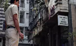 मालवीय नगर आग हादसे के बाद एक्शन में दिल्ली पुलिस, फरार होटल मालिक को पकड़ने के लिए दी दबिश