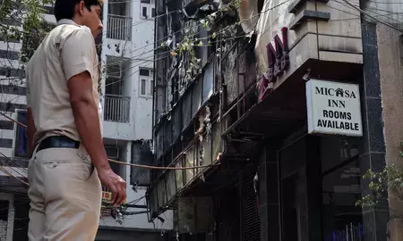 मालवीय नगर आग हादसे के बाद एक्शन में दिल्ली पुलिस, फरार होटल मालिक को पकड़ने के लिए दी दबिश