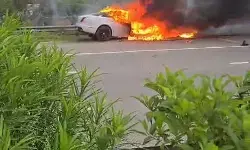 यमुना एक्सप्रेसवे पर चलती जगुआर में लगी भीषण आग, देखते ही देखते जलकर खाक हुई लग्जरी कार