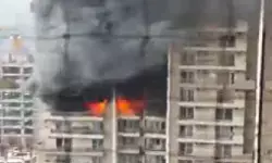 नोएडा के हाईराइज सोसायटी के 12वें फ्लोर पर भीषण आग, कई लोगों के फंसे होने की आशंका