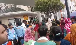 ग्रेटर नोएडा में मेड से मारपीट पर भारी बवाल: सैकड़ों घरेलू सहायिकाओं ने सोसायटी के बाहर दिया धरना, पुलिस तैनात