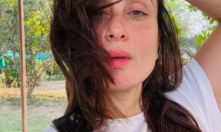 खाने के बाद ये तो बनता है ना, आमरस का आनंद लेती नजर आईं करीना कपूर