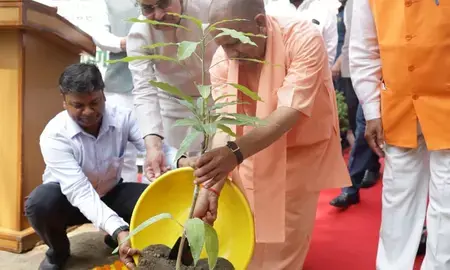 विश्व पर्यावरण दिवस पर सीएम योगी ने अपने आवास पर लगाया पौधा, बोले-पर्यावरण बचेगा तो प्रकृति बचेगी